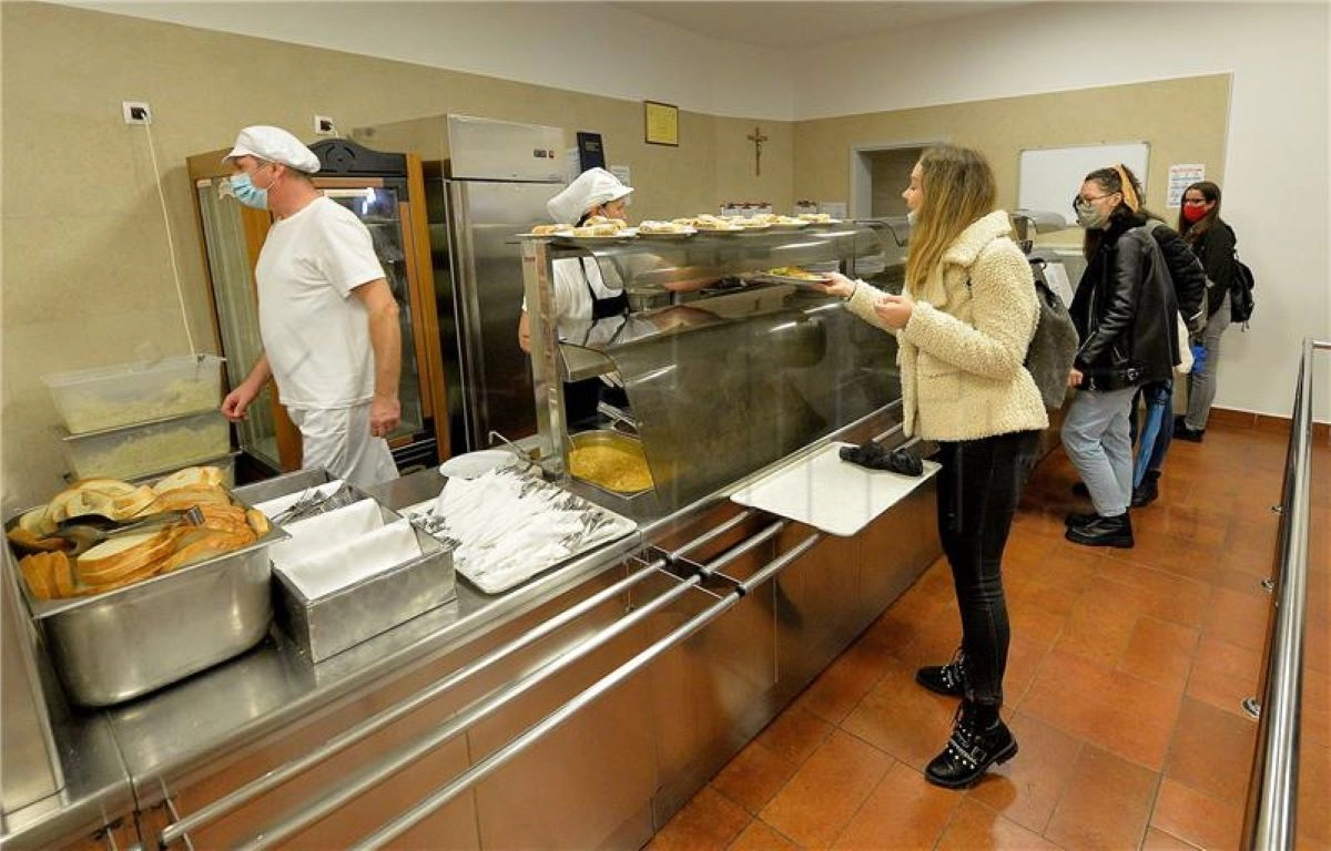 Hrvatska: Trovanje u restoranu riječkog studentskog naselja, mogući uzrok virus